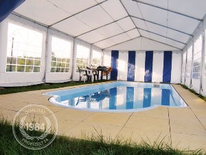 Schwimmbad bei Wind und Wetter geschützt durch ein PVC Partyzelt. Schwimmbad bei Wind und Wetter geschützt durch ein PVC Partyzelt.