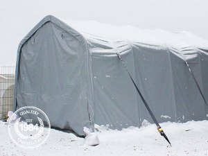 Sturmsicherung eines Lagerzeltes im Schnee. Sturmsicherung eines Lagerzeltes im Schnee.