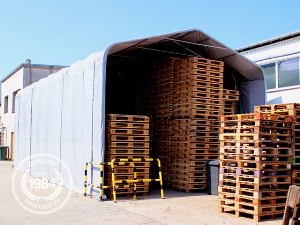 Lagerzelt mit Paletten befüllt. Lagerzelt mit Paletten befüllt.