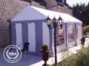 Partyzelt in der Größe 3x6 Meter und in der Farbe grau-weiß. Schwimmbad bei Wind und Wetter geschützt durch ein PVC Partyzelt.