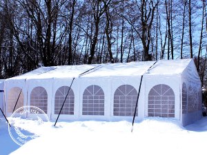 Partyzelt mit Sturmsicherung im Winter. Partyzelt mit Sturmsicherung im Winter.