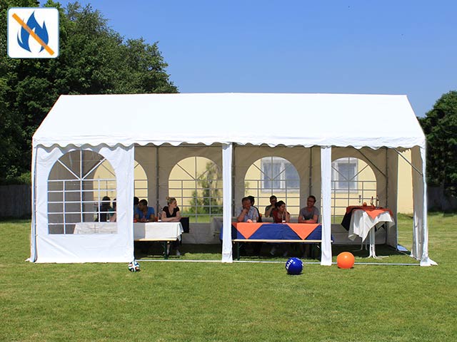 Grillfest im Sommer: Mit einem zertifiziert feuersicheren PVC Partyzelt stehen Sie auf der sicheren Seite