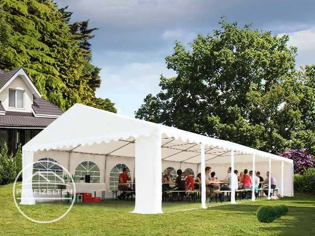 Partyzelt im Garten.