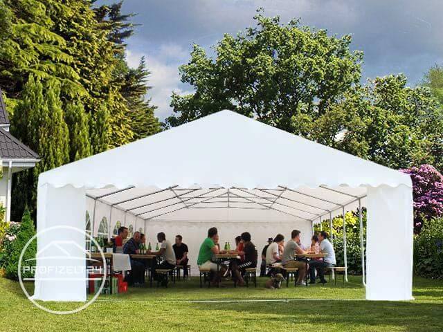 Im Garten aufgestelltes PVC-Partyzelt mit Gästen.