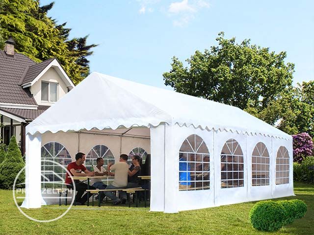 Partyzelt, bei dem nur der Fronteingang der Giebelwand geöffnet ist