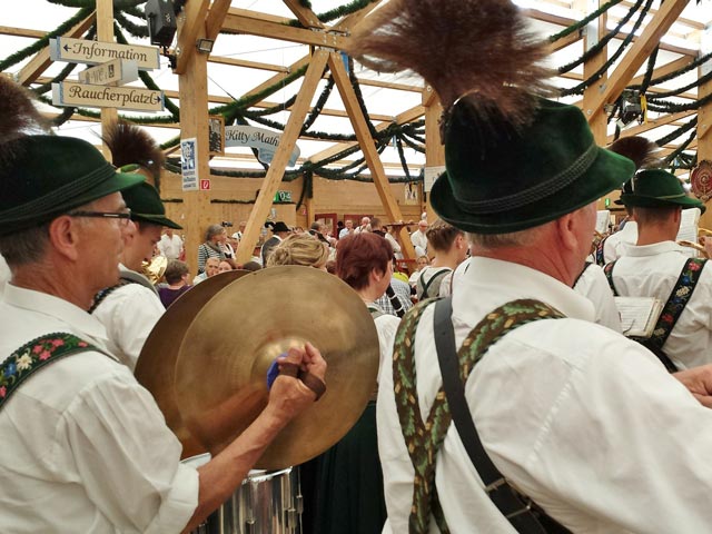 Eine Blaskapelle in einem Festzelt.