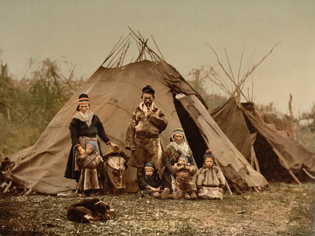 Samen vor ihrer Behausung ca. 1900.