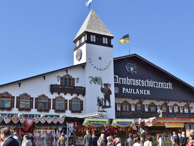 Fast schon ein Haus - Festzelt auf dem Oktoberfest.