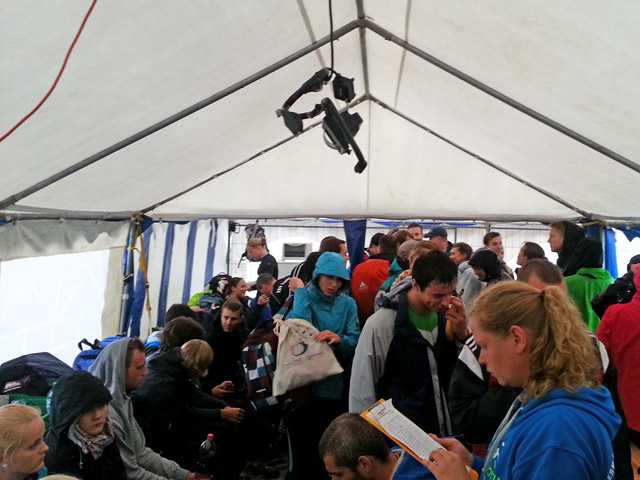 Organisation im Zelt.