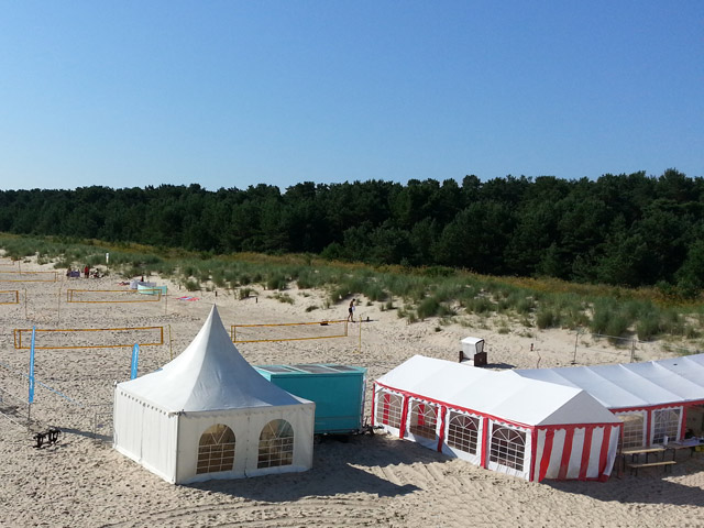 Von oben fotografiert: Partyzelte am Strand.