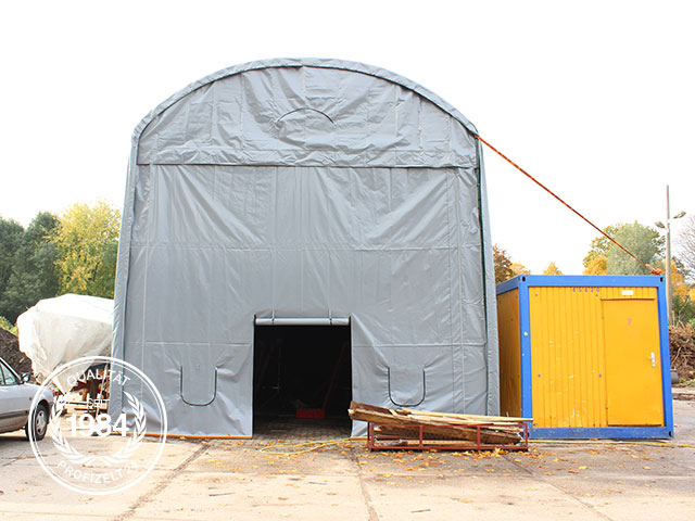 Ein Zeltgarage als Bootshalle.