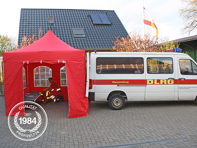 Faltpavillon an einem Einsatzfahrzeug der DLRG